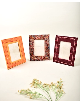 Handmade paper photo frame with maroon ikat (4&quot; x 6&quot;) : STF03AD-4-sm