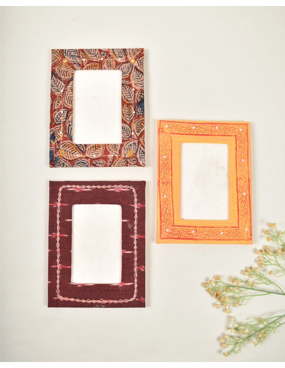Handmade paper photo frame with maroon ikat (4&quot; x 6&quot;) : STF03A-4