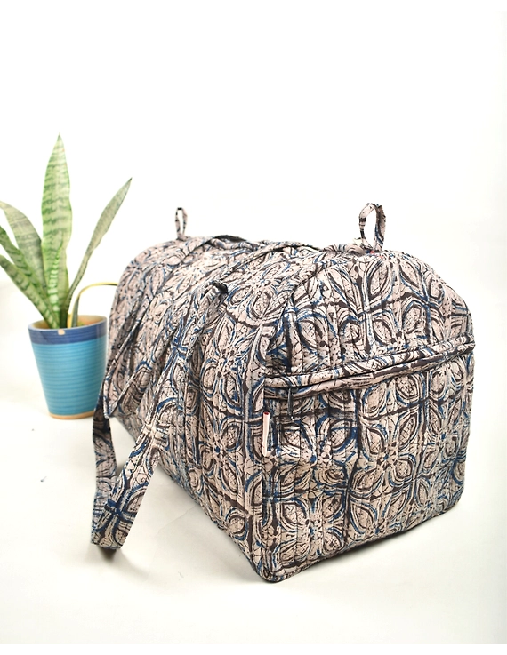 Overnight duffel bag in black kalamkari cotton: VBS01G-2