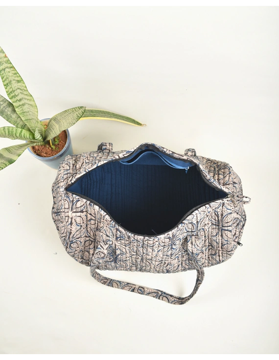 Overnight duffel bag in black kalamkari cotton: VBS01G-1