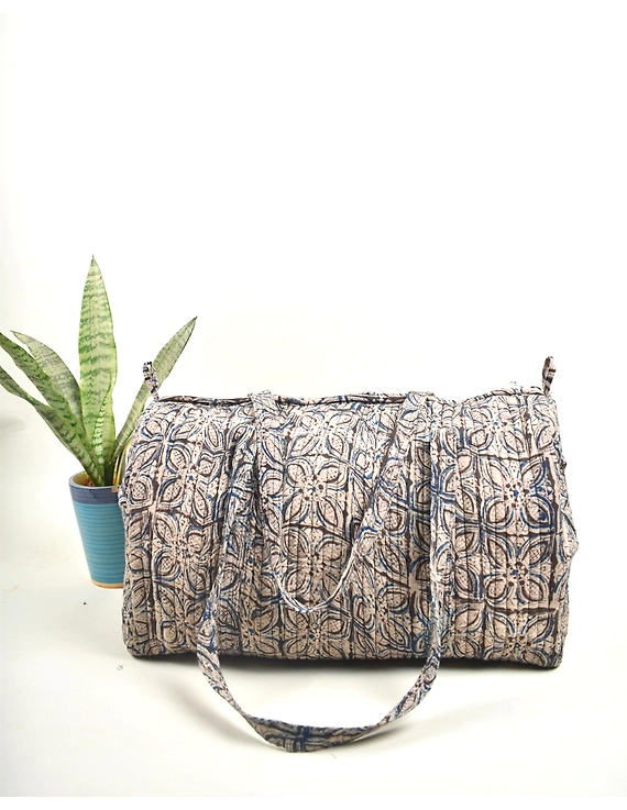 Overnight duffel bag in black kalamkari cotton: VBS01G-VBS01G