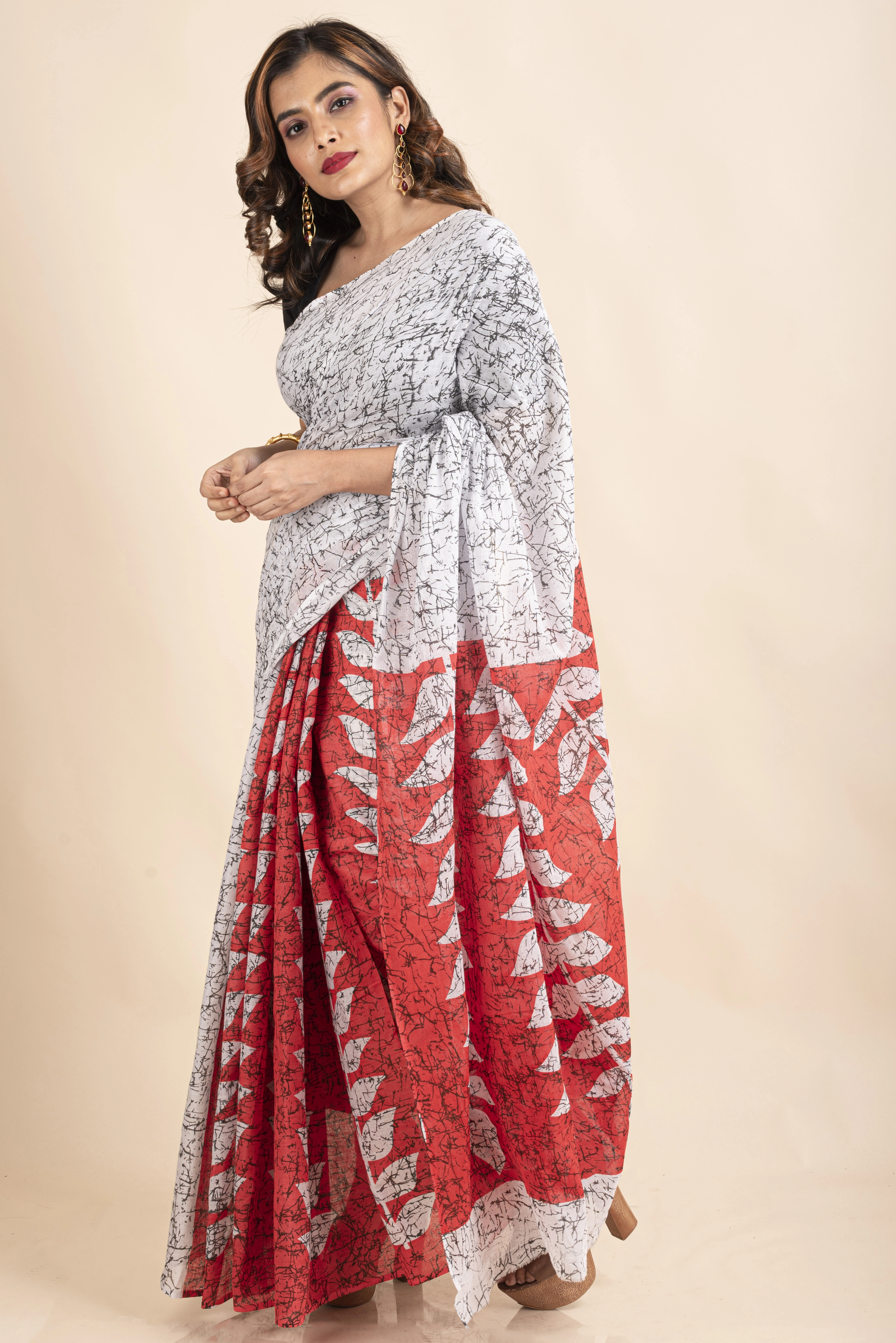 White Red Patlipallu Leaf Printed Mulmul Cotton Saree-3