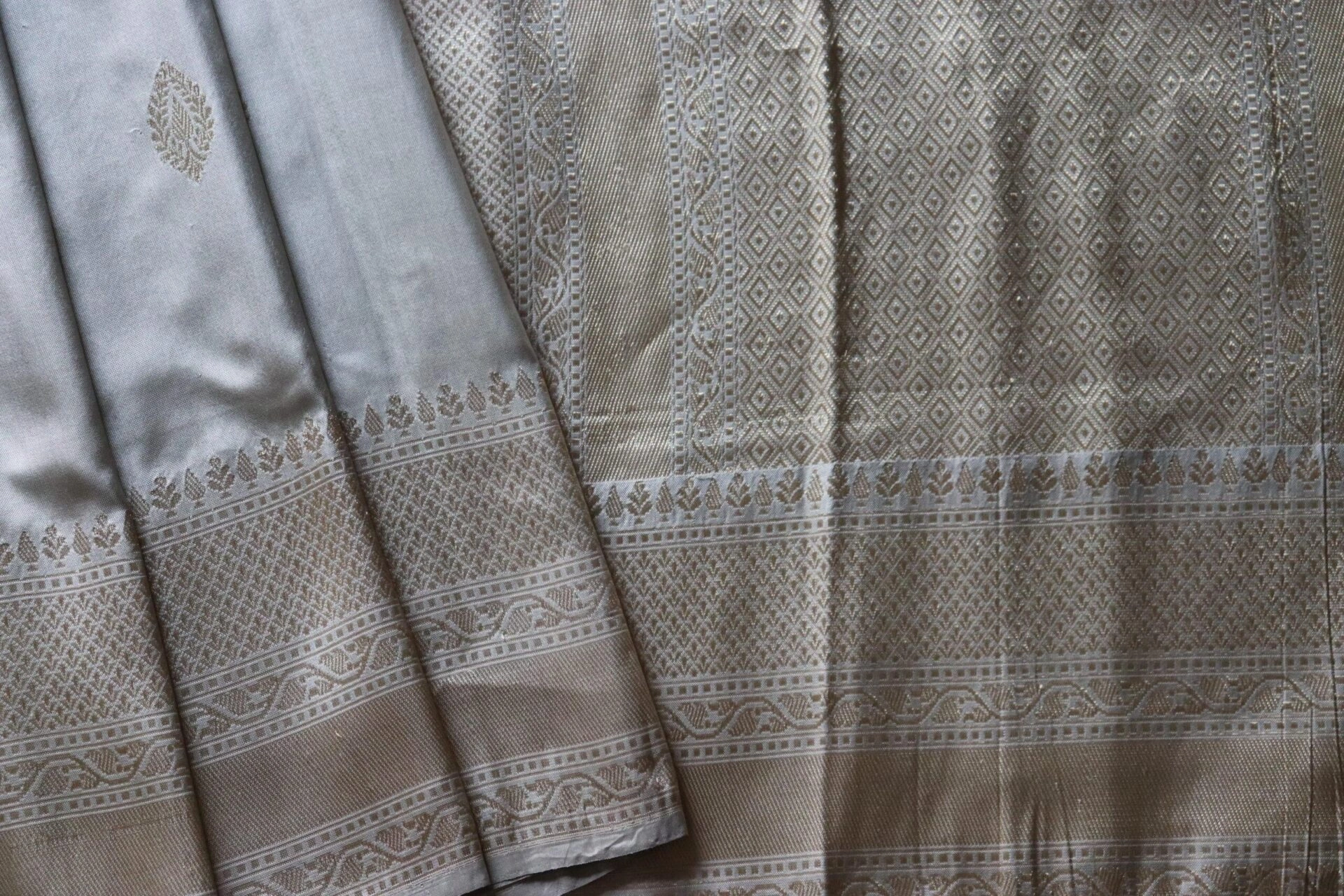 Grey Leaf Ektara Banarasi Handloom Saree (Kadhua)-2