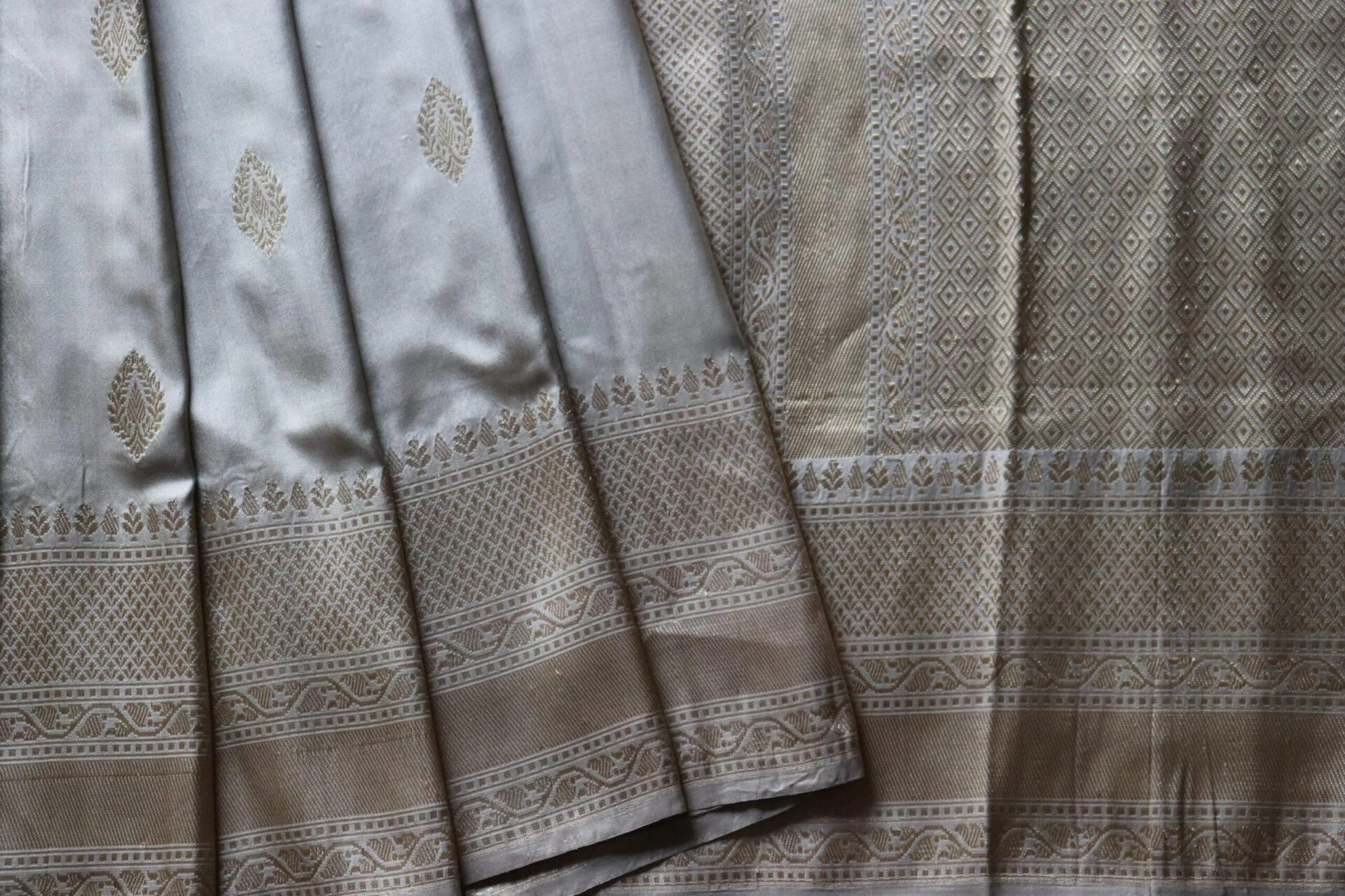 Grey Leaf Ektara Banarasi Handloom Saree (Kadhua)-4