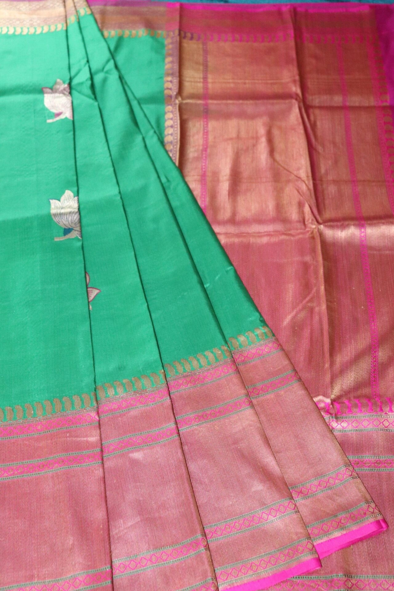 Green Meena Flower with Contrast iskutt Banarasi Saree with Blouse-4