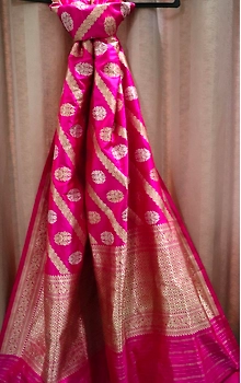 Magenta Ara Booti Handloom Banarasi Dupatta