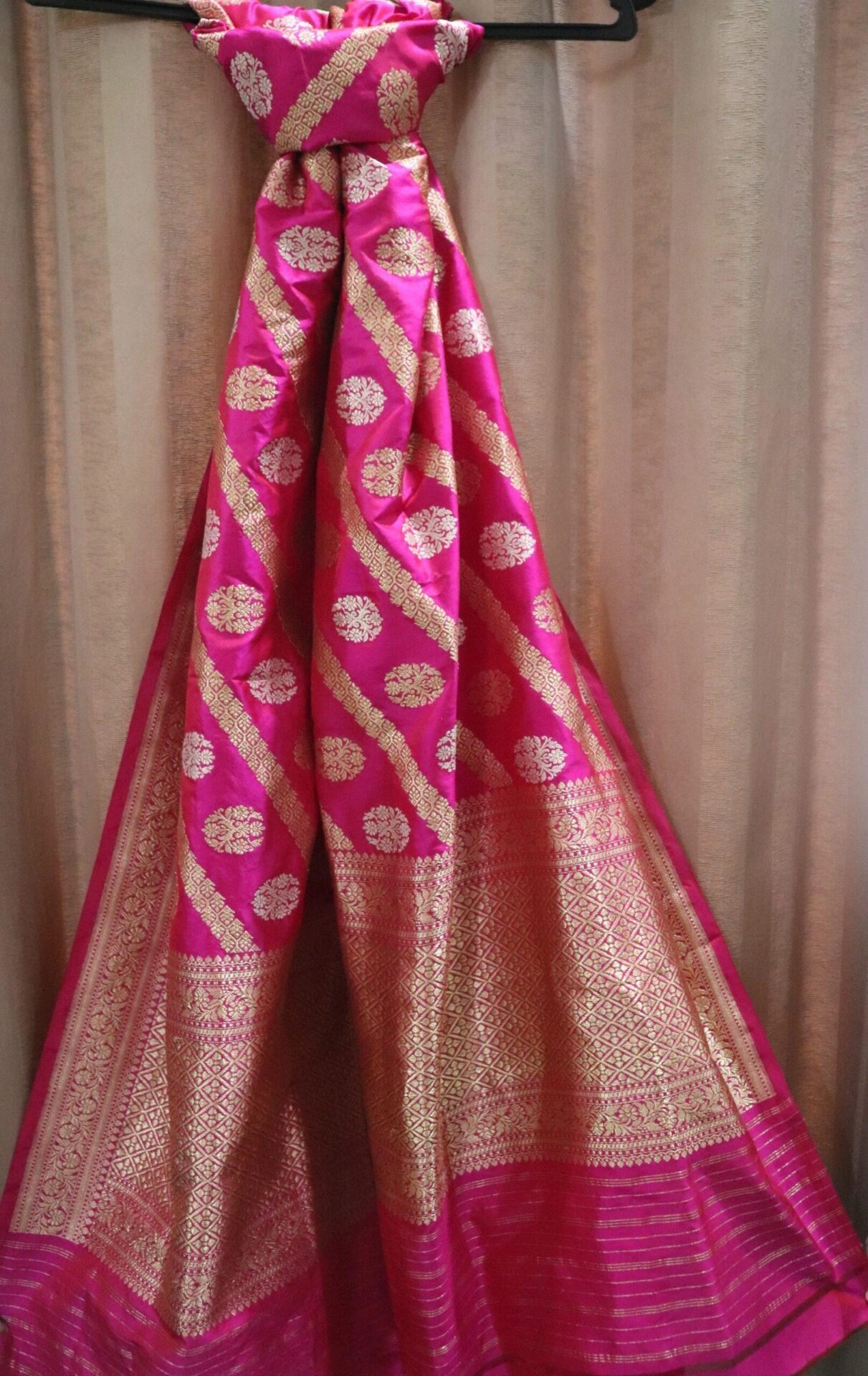 Magenta Ara Booti Handloom Banarasi Dupatta-2