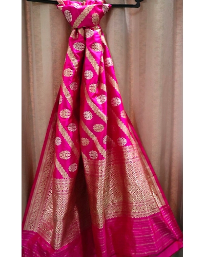 Magenta Ara Booti Handloom Banarasi Dupatta-2