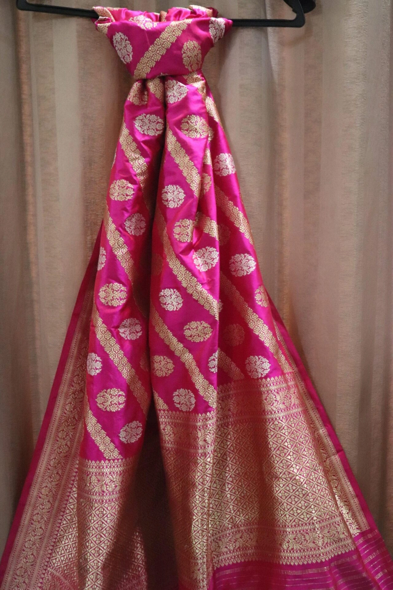 Magenta Ara Booti Handloom Banarasi Dupatta-4