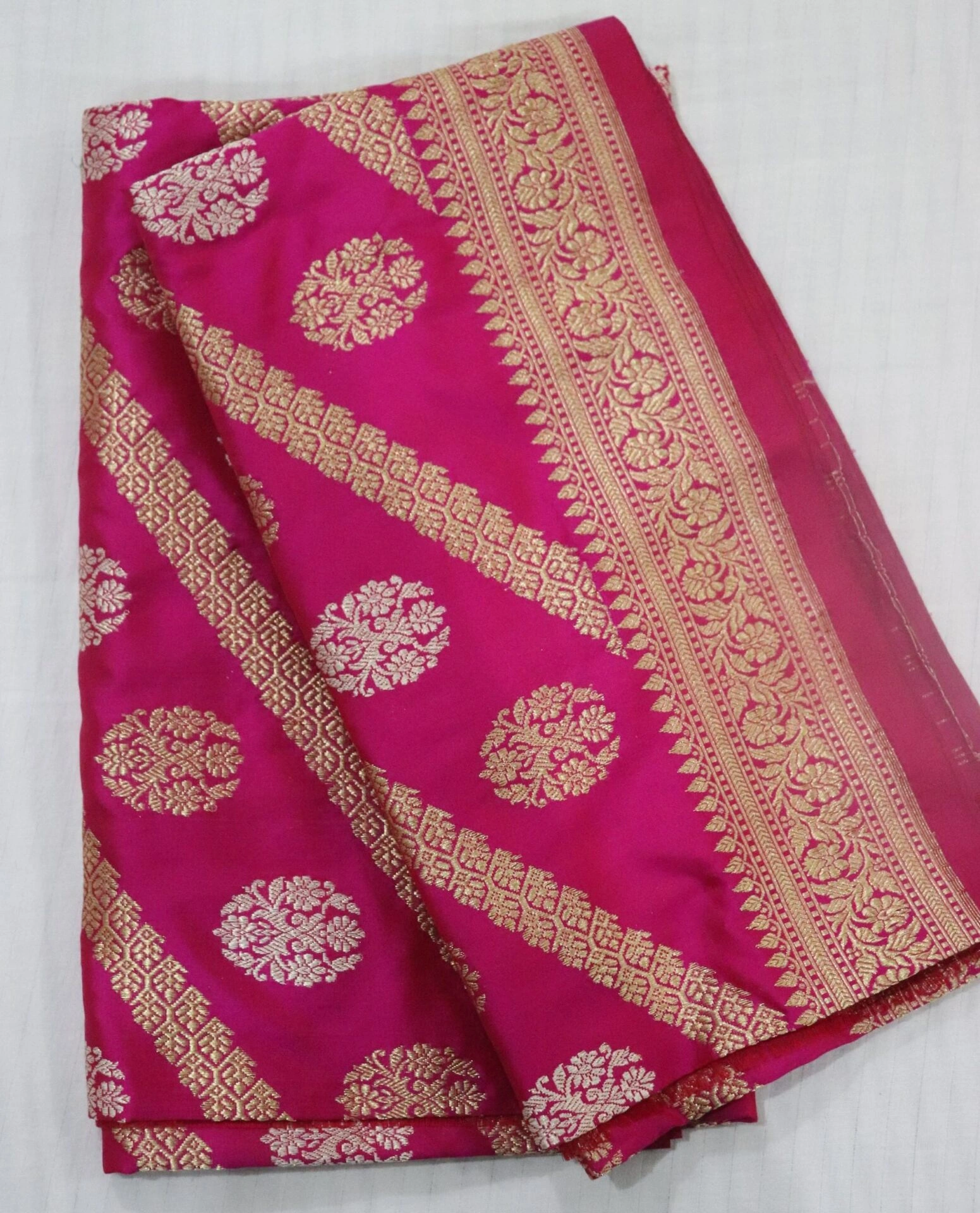 Magenta Ara Booti Handloom Banarasi Dupatta-8