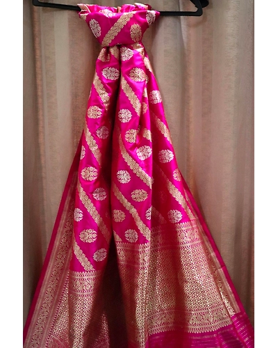 Magenta Ara Booti Handloom Banarasi Dupatta-5