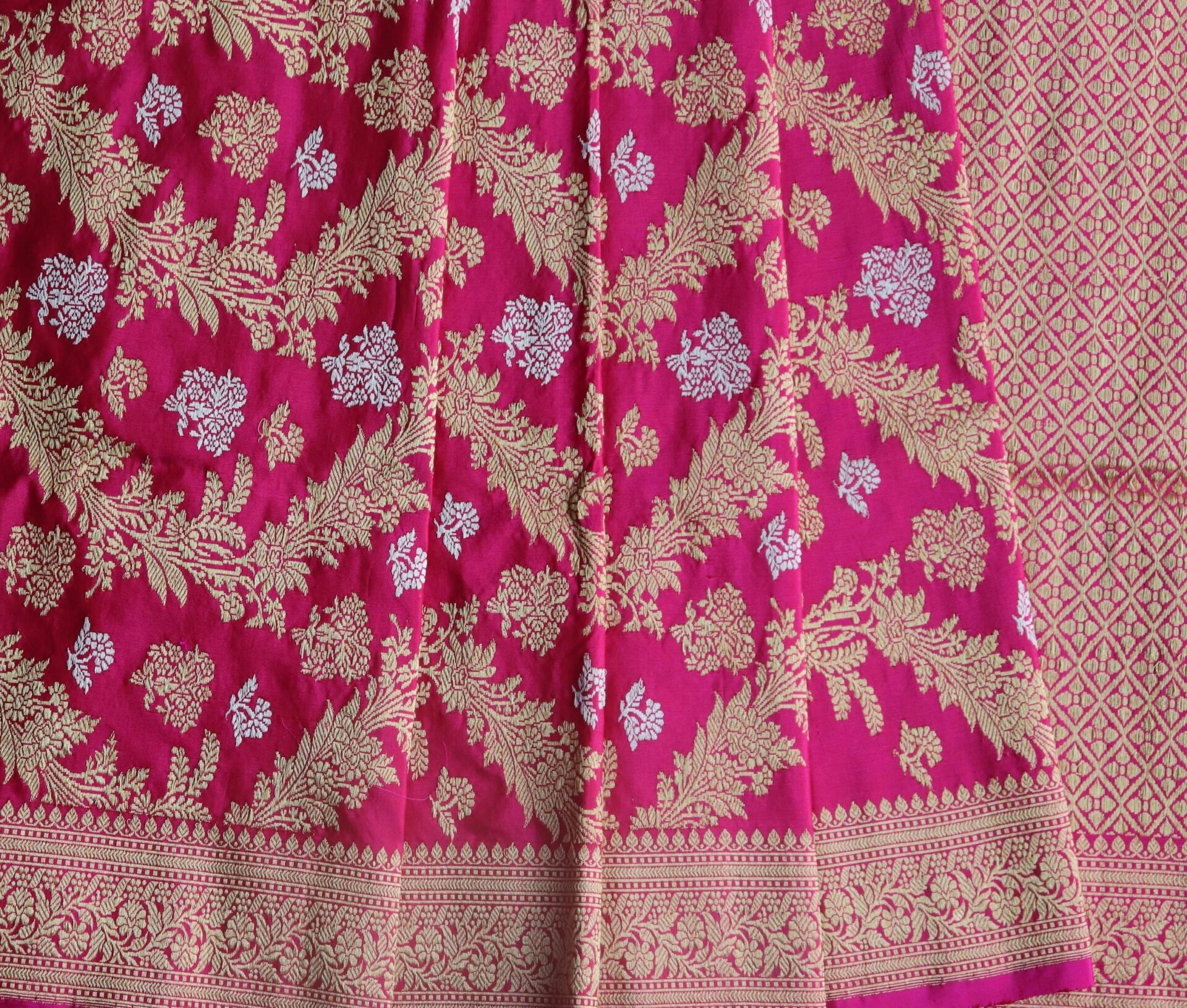 Magenta Lehariya Jangla Banarasi Handloom Saree-1