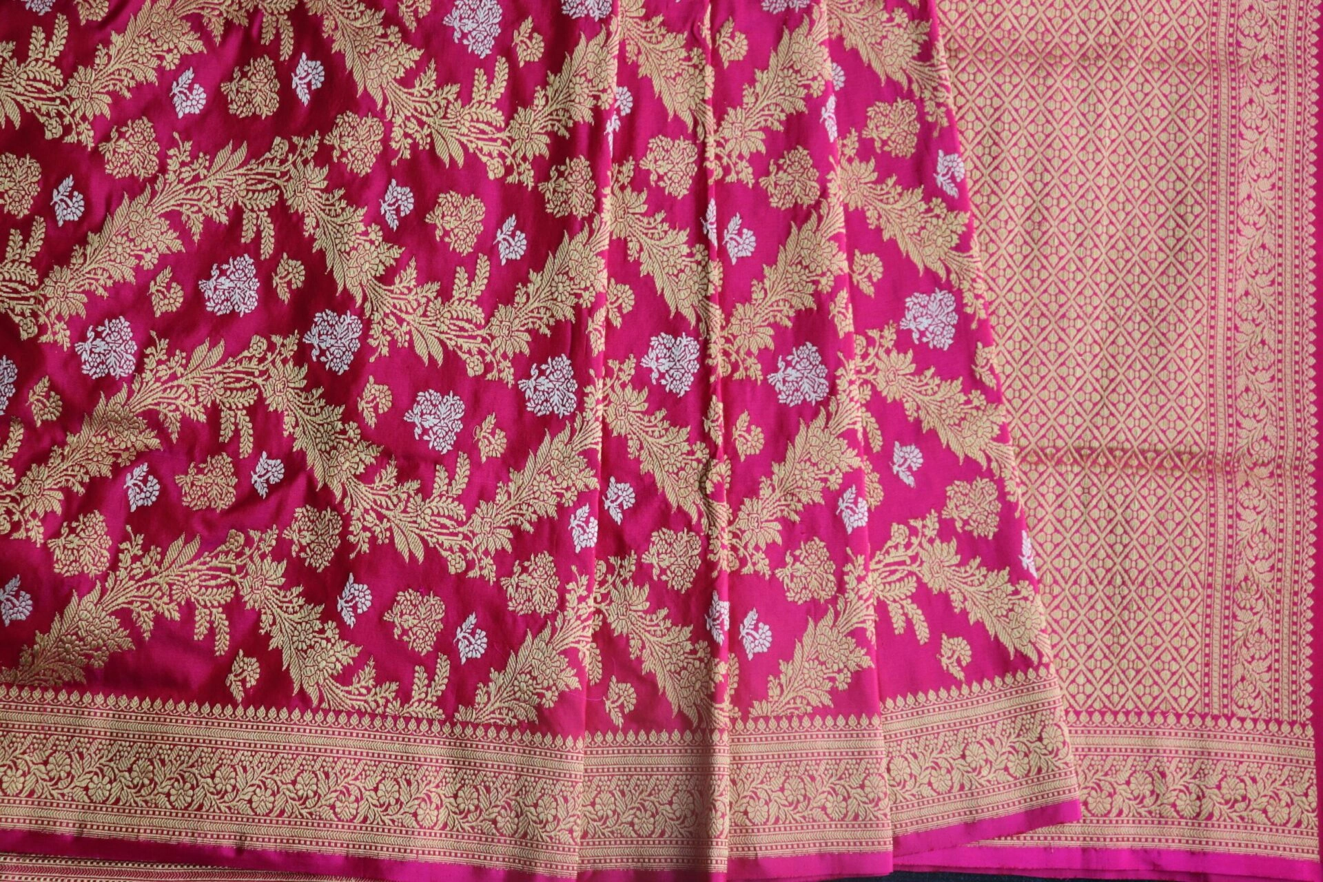 Magenta Lehariya Jangla Banarasi Handloom Saree-2