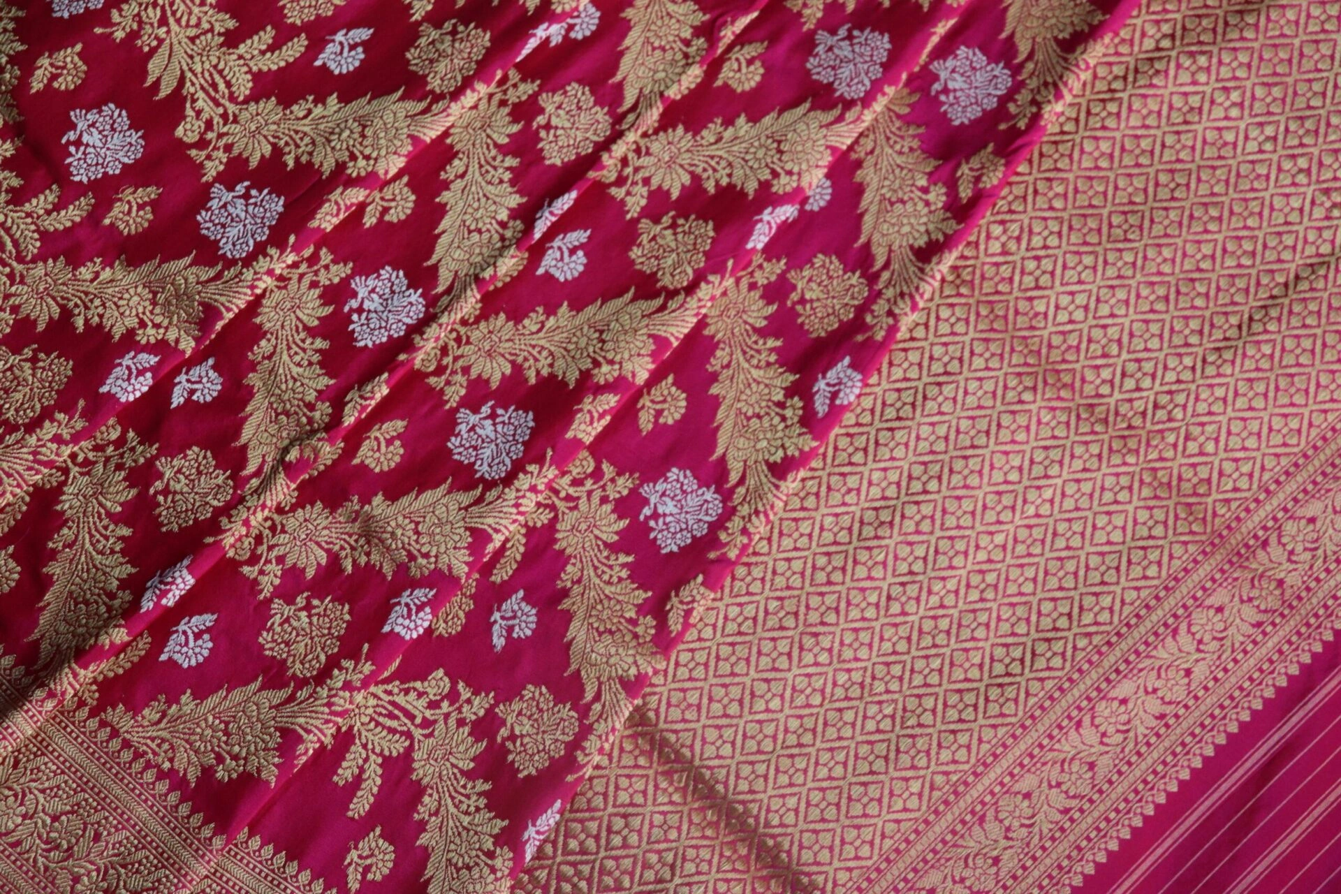 Magenta Lehariya Jangla Banarasi Handloom Saree-3