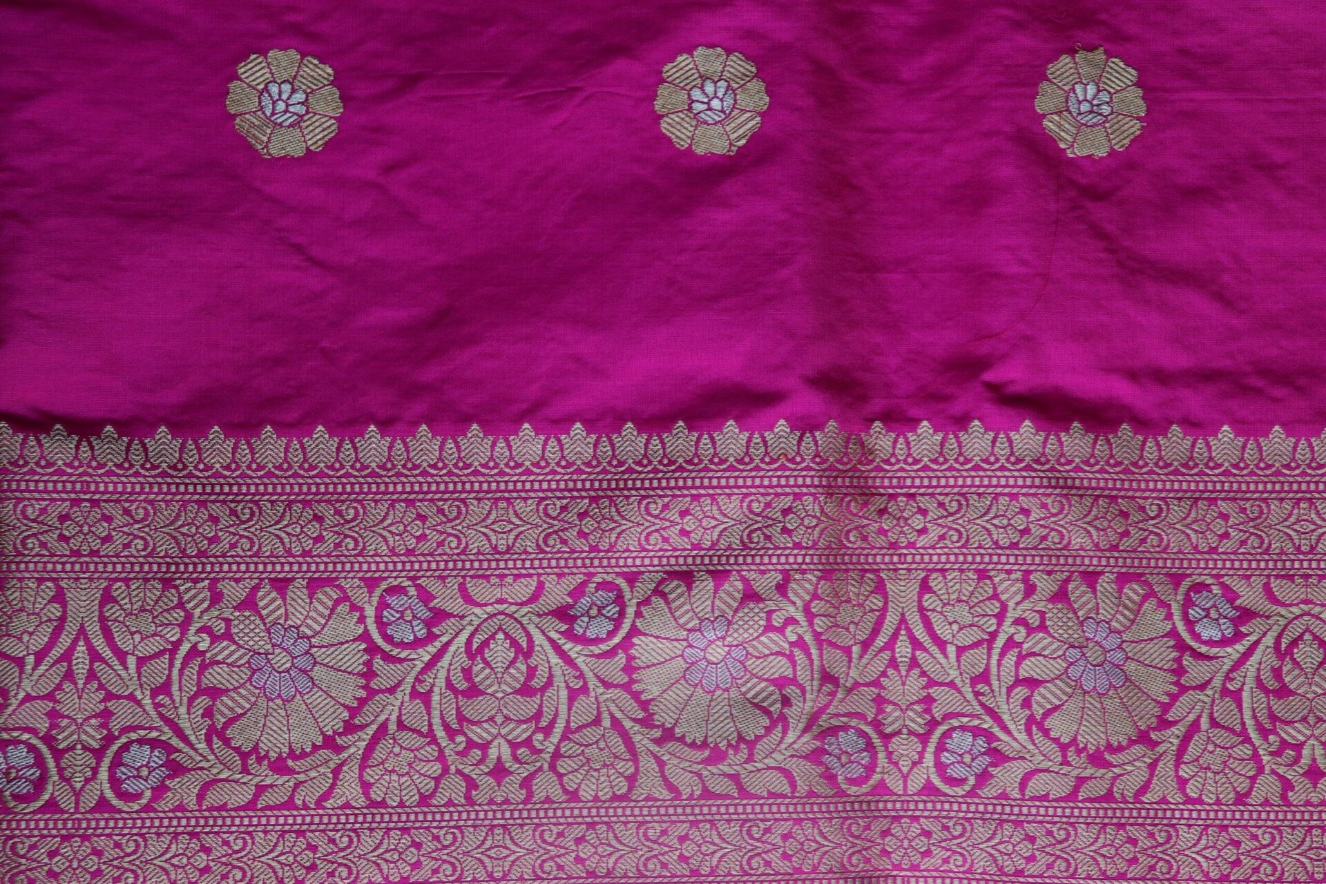 Magenta Phuliya Jangla Banarasi Handloom Saree-4