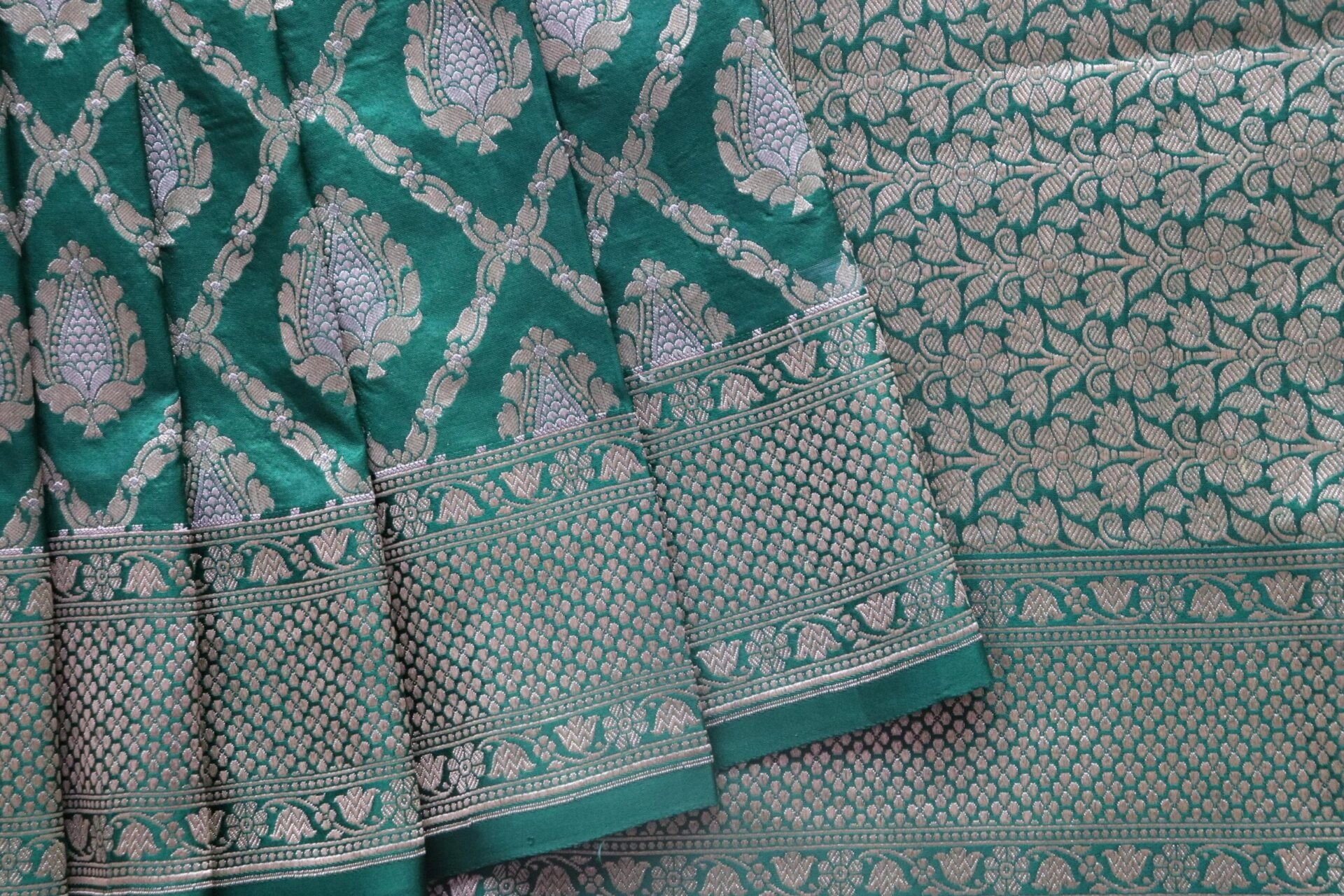 Dark Green Diamond Banarasi Handloom Saree-3