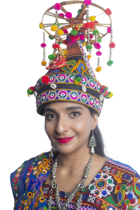 Gujarati women and girls are wearing colourfull dresses, costumes and  produce wonderfull textiles Stock Photo - Alamy