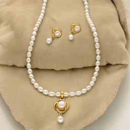 gleaming pearl necklace set
