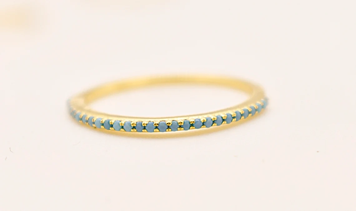 ONE tiny delicate 14K solid Yellow Gioielli Anelli Anelli sovrapponibili White or Rose Gold Hammered Stacking Ring with a real Turquoise 