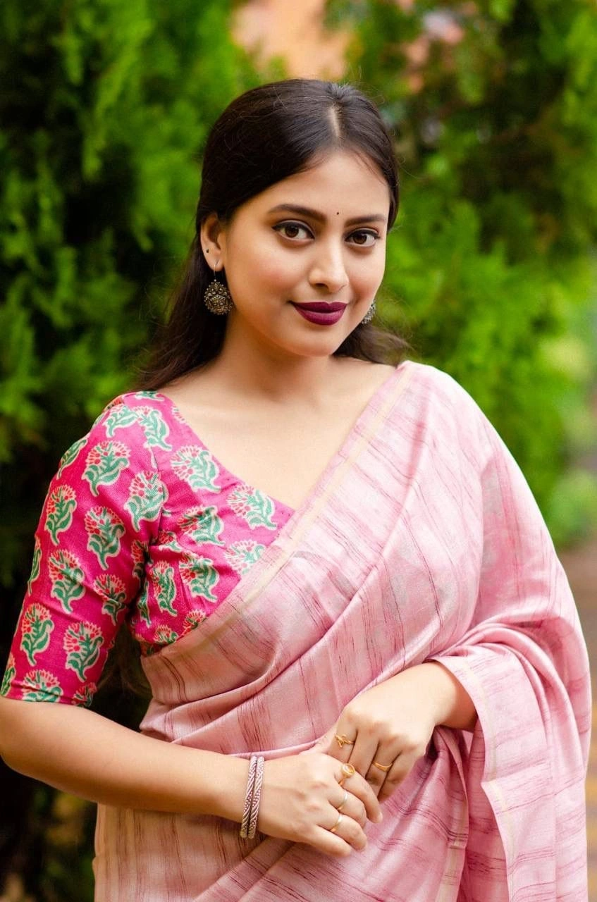 Pink silk Indian saree features an allover woven slub pattern in online best buget and quality-Pink-2