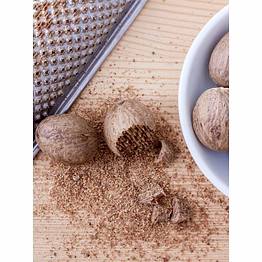 whole nutmeg / jaiphal