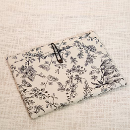 sustainable jacquard laptop sleeve – white and black