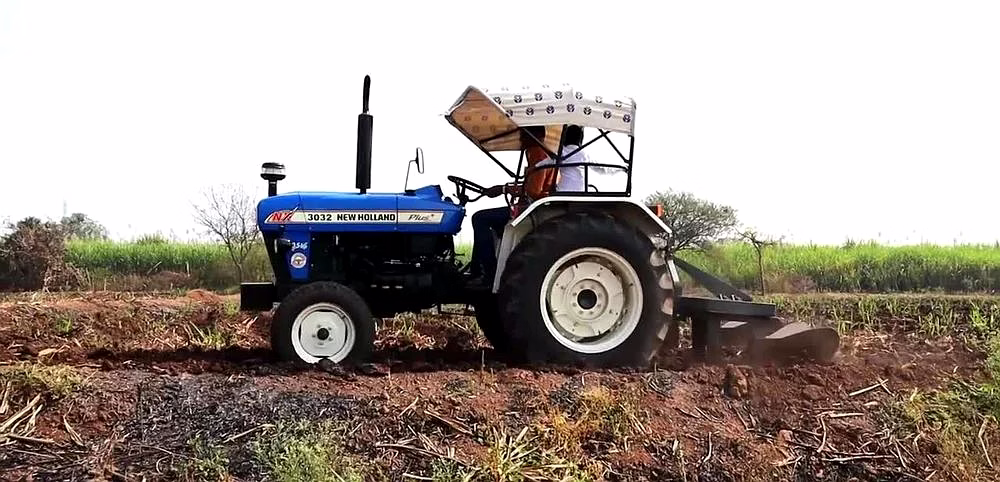 3032 NX 2WD New Holland Tractor, 35 HP image 3