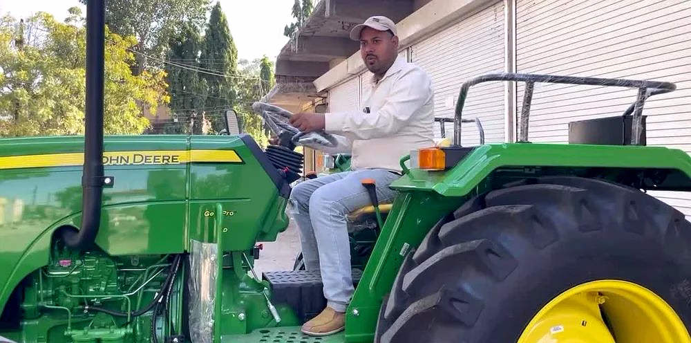5210 4WD John Deere Tractor, 50 HP image 2