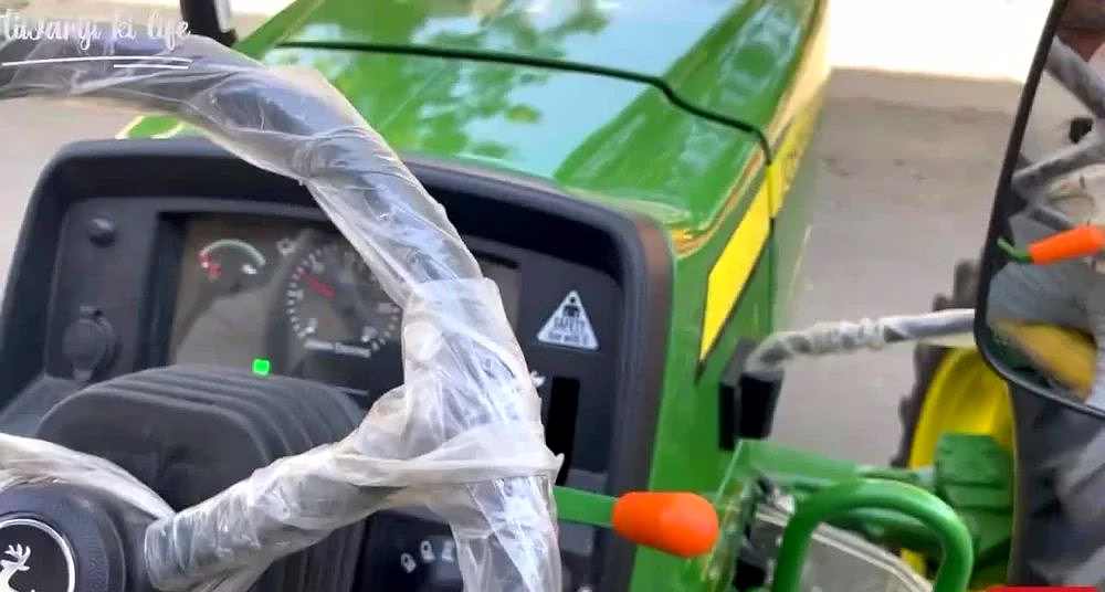 5210 4WD John Deere Tractor, 50 HP image 3