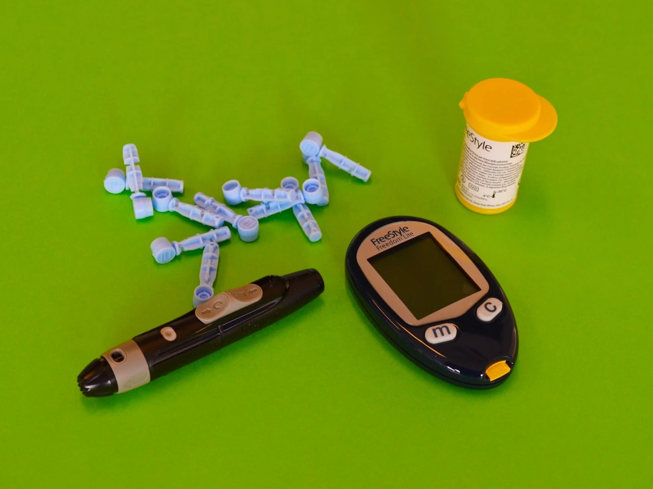 Complete set for glucose measurement (diabetes). Glucometer, lancing device, strips and lancets.-3