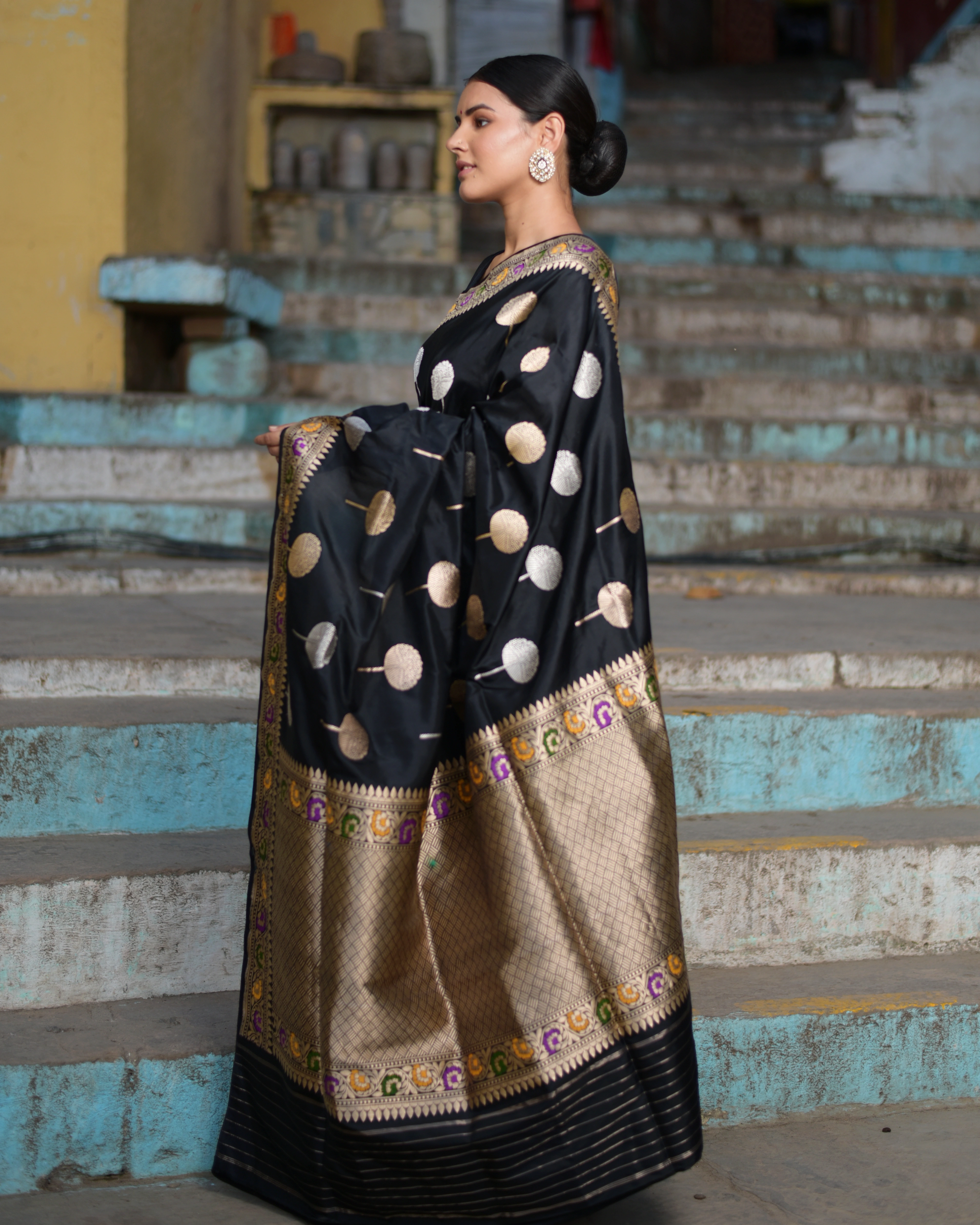 Black Pure Katan Belbooti Banaras Handwoven Saree-Black-2