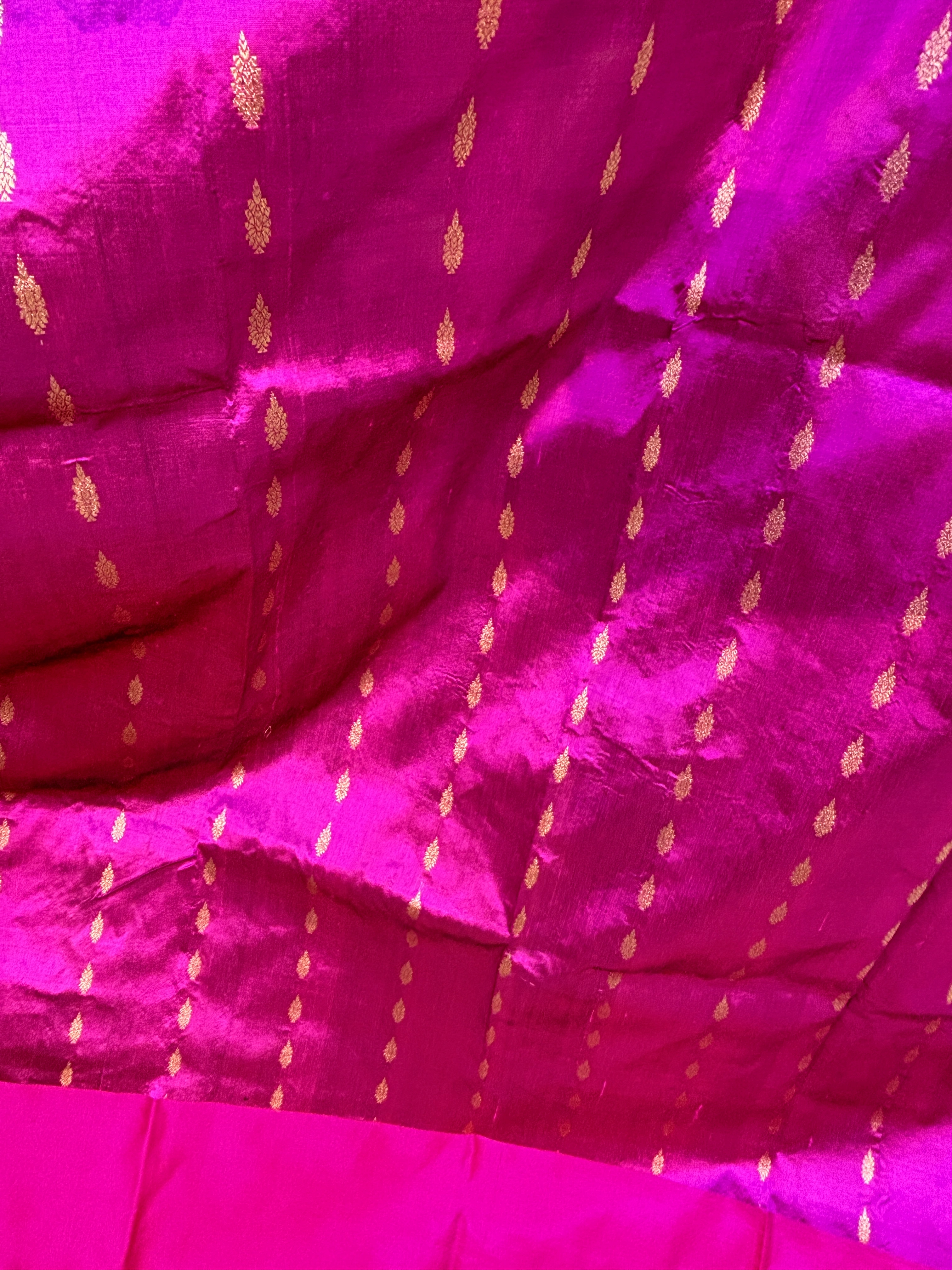 Black &amp; Rani Pink Pure katan Silk Kadhiyal Boota Banarasi Handloom Saree-4