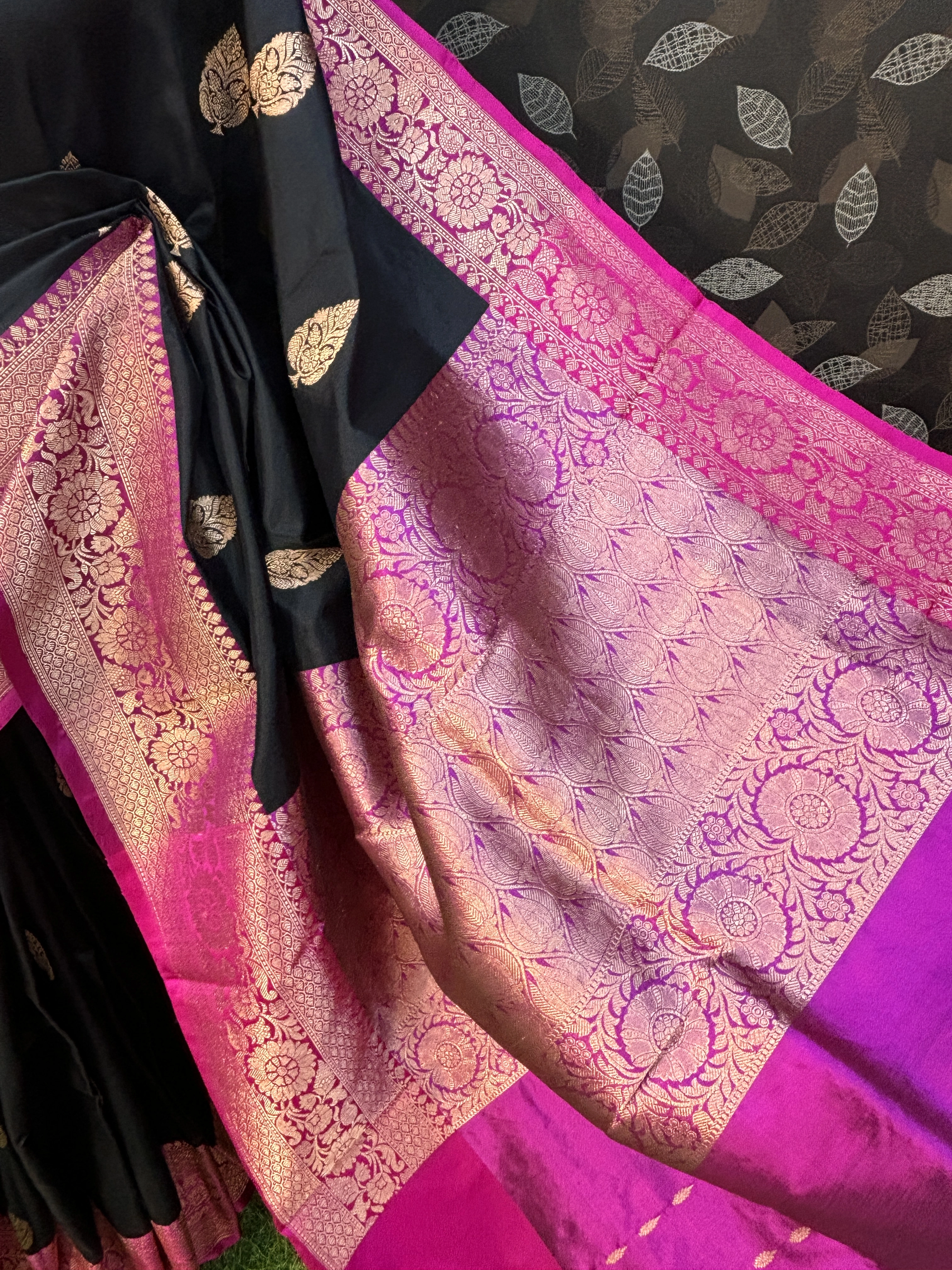 Black &amp; Rani Pink Pure katan Silk Kadhiyal Boota Banarasi Handloom Saree-2