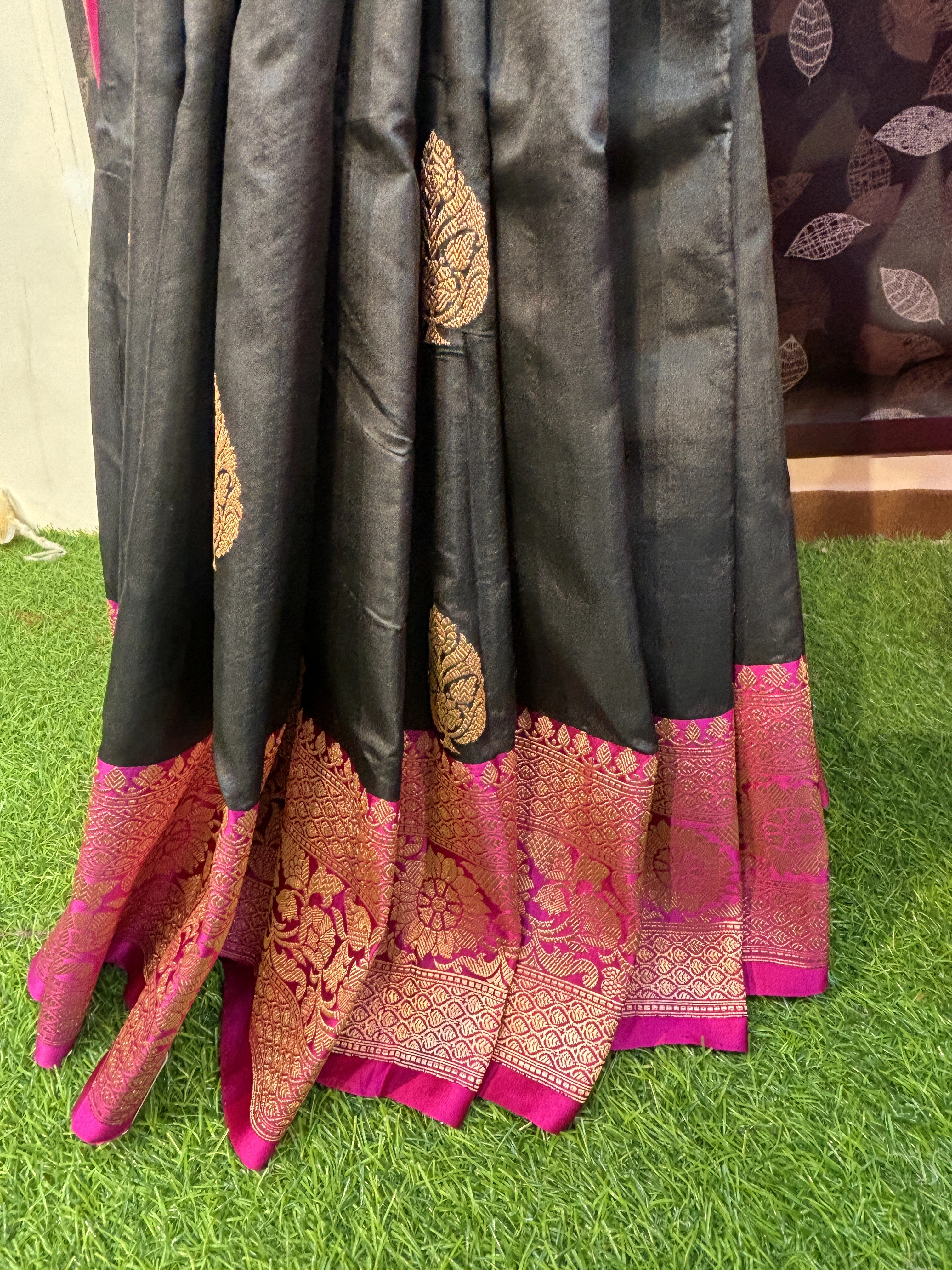 Black &amp; Rani Pink Pure katan Silk Kadhiyal Boota Banarasi Handloom Saree-3