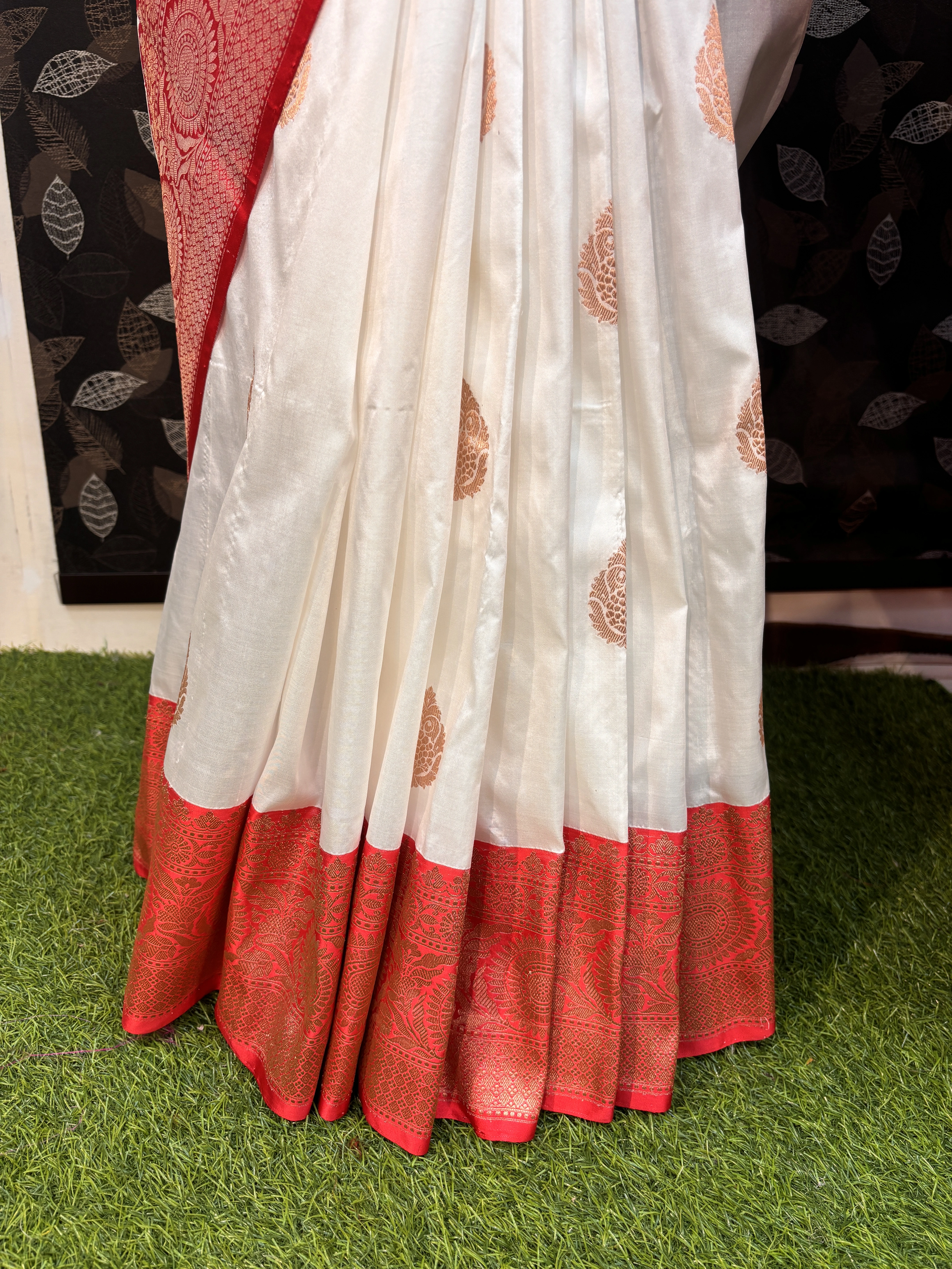 White-Red Pure Katan Kadhiyal Boota Banarasi handloom Saree-2