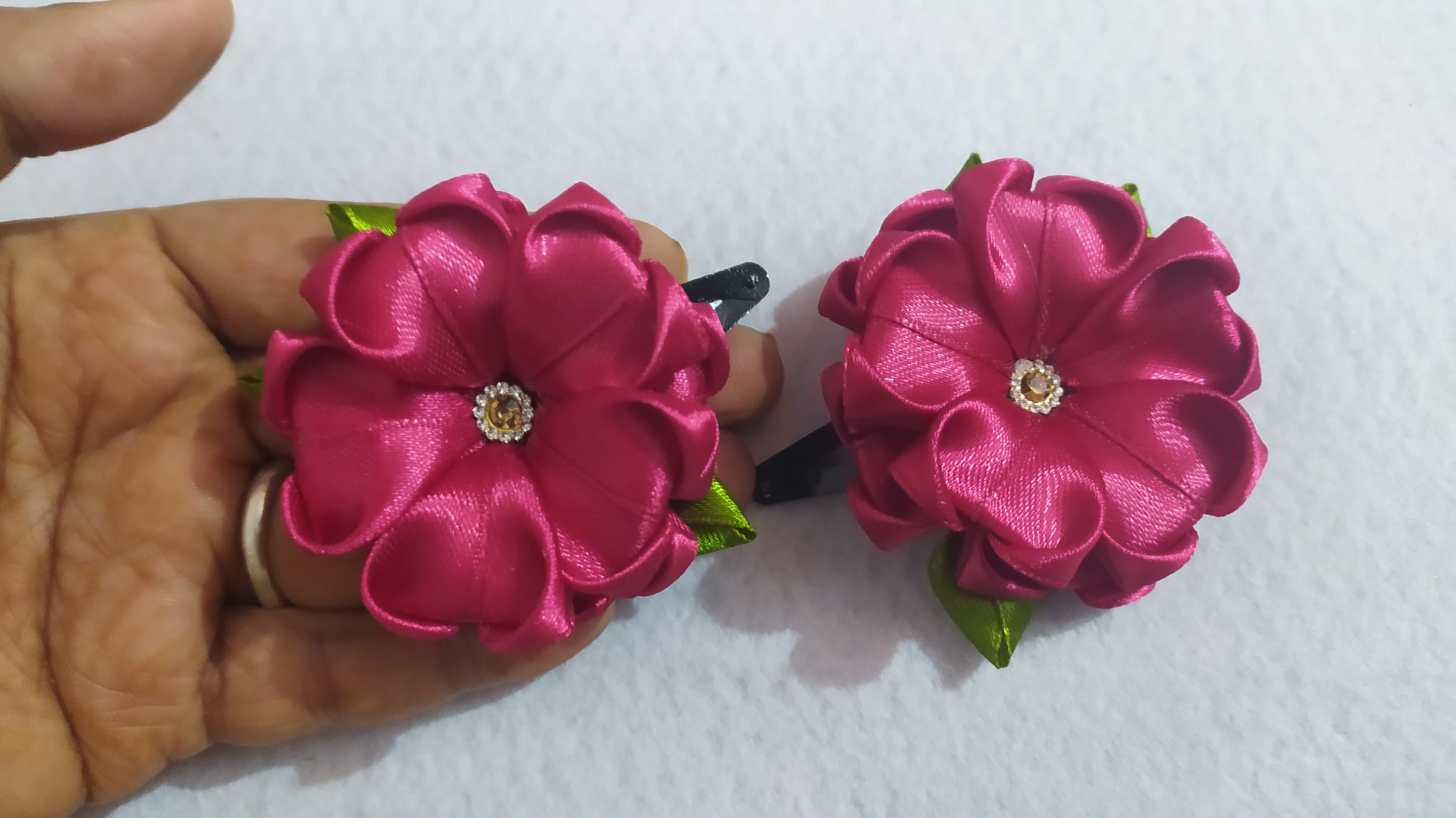 Pretty looking heart shaped ribbon flowers hair clips-12348864