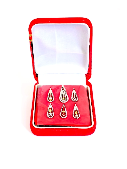 "Enhance Groom's Style with Maroon Dulha Bindi Set: Classic Elegance for a Unique Wedding Look"