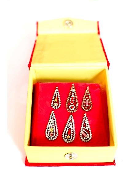 "Elevate Groom's Style with Maroon Dulha Bindi Set: Timeless Elegance for a Distinctive Wedding Look"