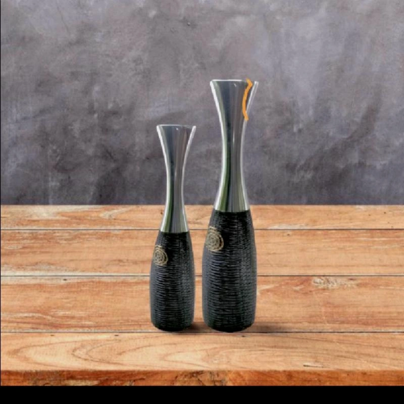 vases metal