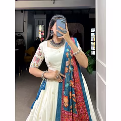 Khadi charm with a touch of shimmer