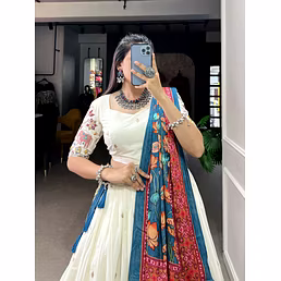 Khadi charm with a touch of shimmer