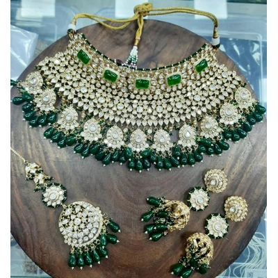 Necklace with earrings and mangtika