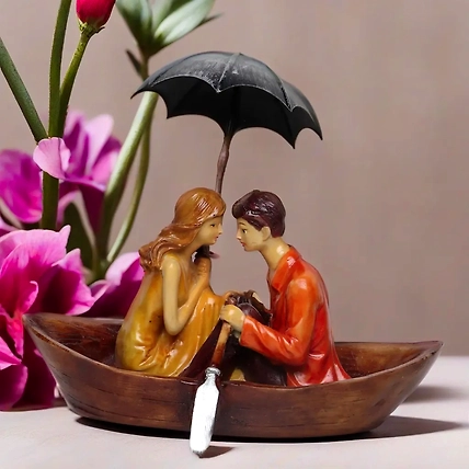 VIVARS HOME Resin Romantic Boat Couple Showpiece for Valentine-12441526
