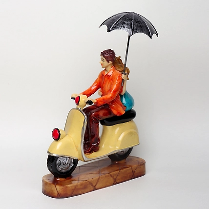 VIVARS HOME  Resin Scooter Romantic Love Couple Statue-3