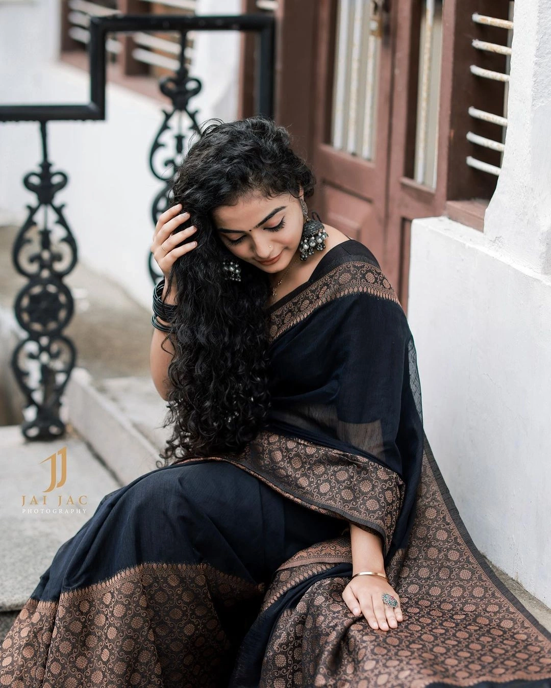 Pure Banarasi Soft Silk Saree with Stunning Copper Zari Weaving-Black-4