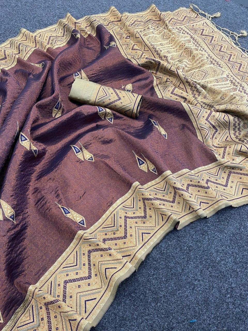 Banarasi Soft Silk Saree: Elegant Jacquard Work with Pure Zari-Wine-2