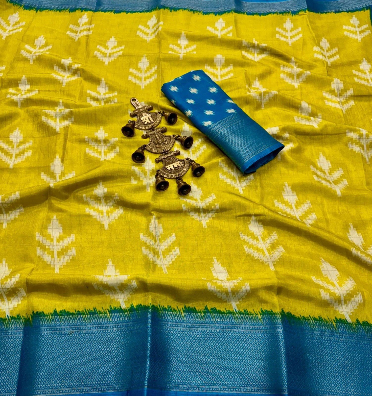 Floral Elegance: Dola Saree with Gold Borders and Blouse-Pista-1