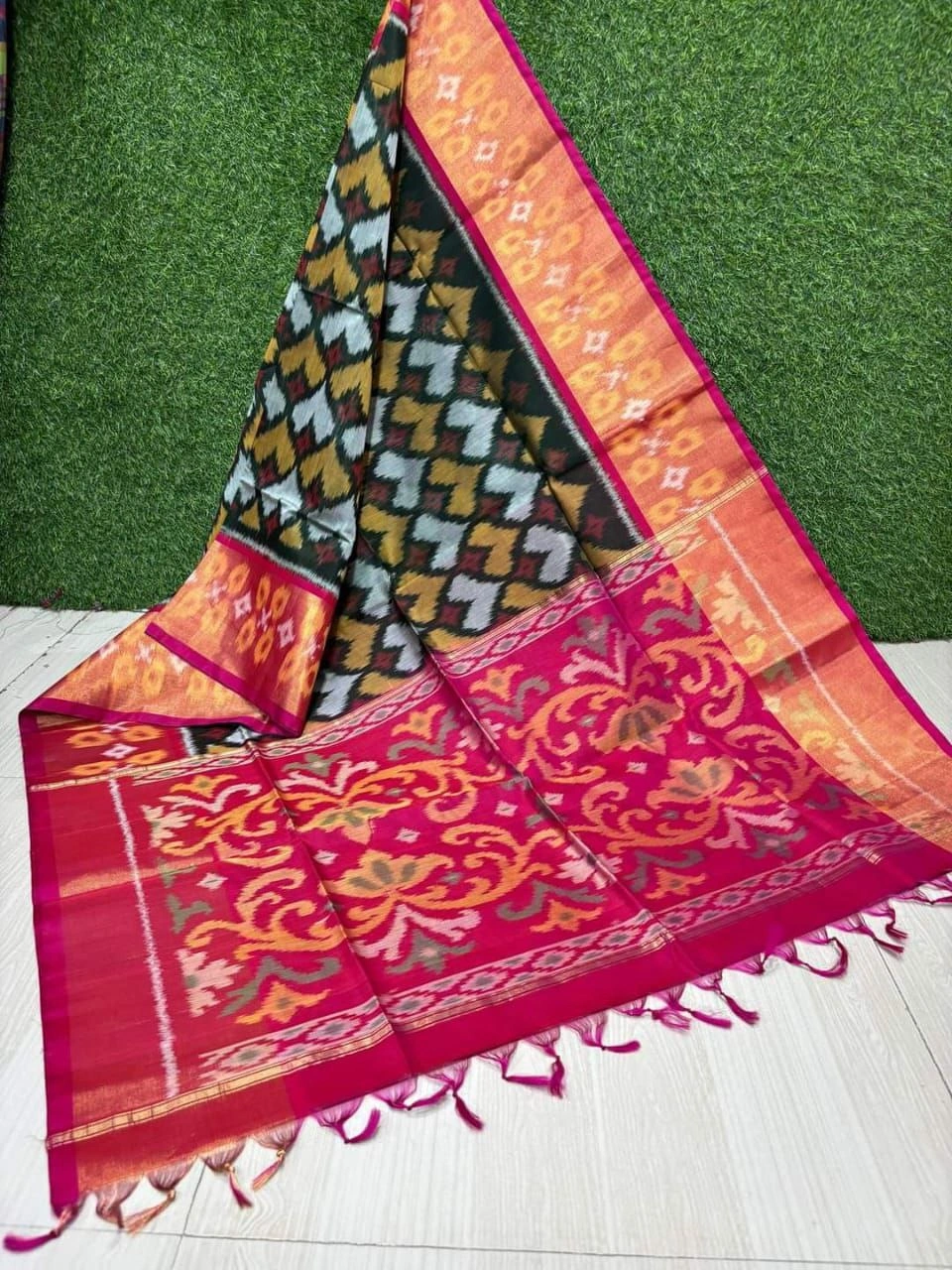 Exclusive Double Weaving Silk Sarees with Stylish Twill Ikat Design-Dark Green-2