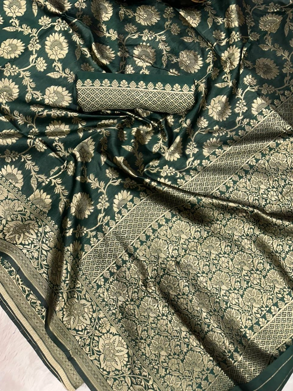 Breathable Organic Banarasi Sarees for Your Dream Wedding Look-Green-3