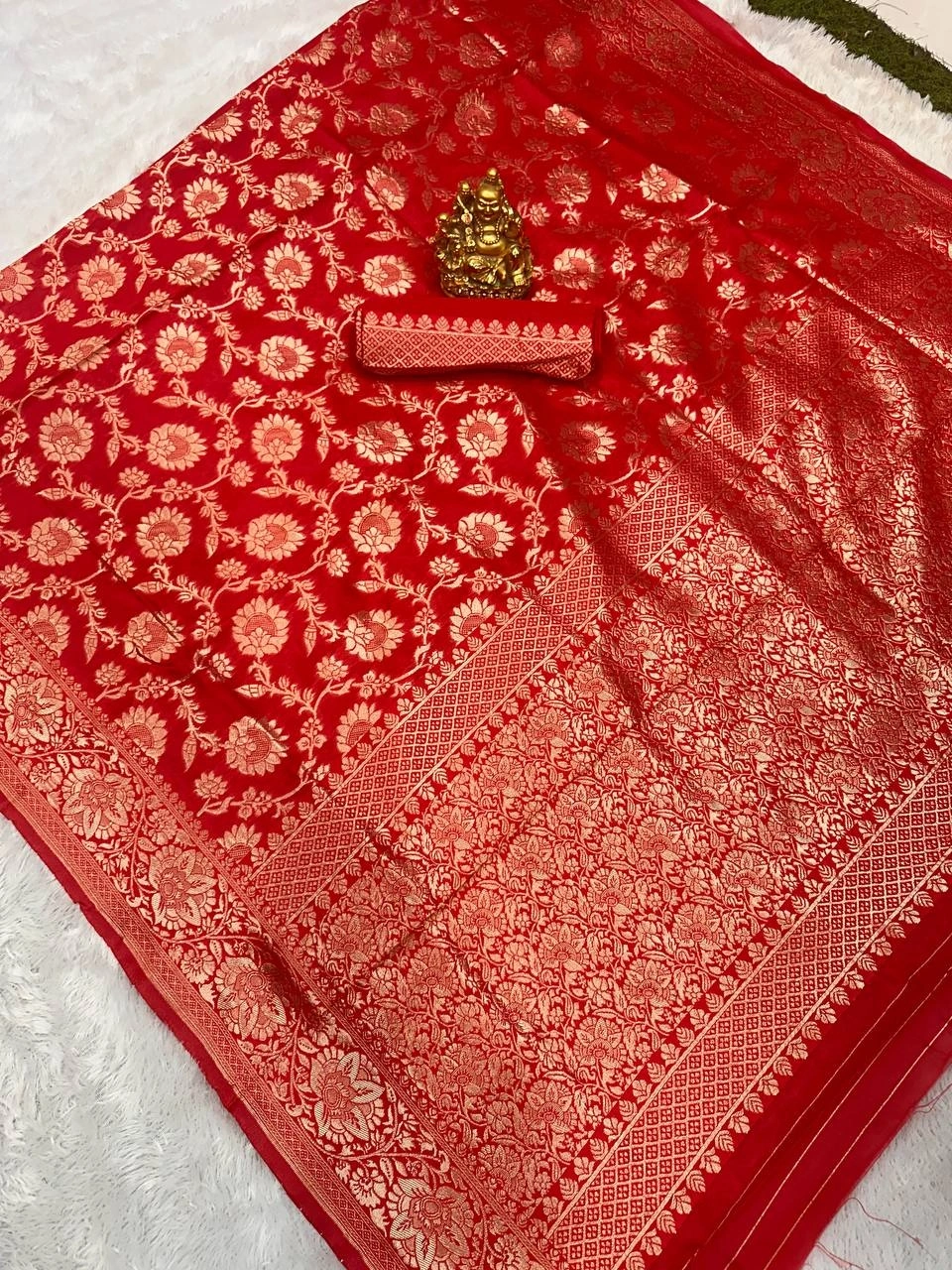 Breathable Organic Banarasi Sarees for Your Dream Wedding Look-Red-4